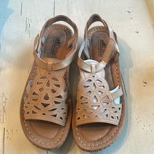 CLIFFS / White Mountain Womens Chambray wedge sandals size 9.5 M